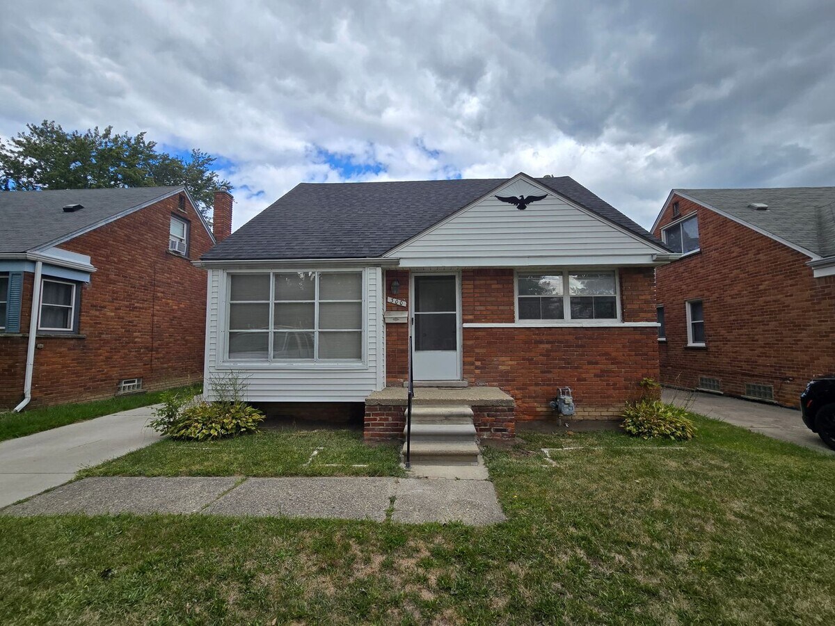 Photo - 300 Sunningdale Dr House