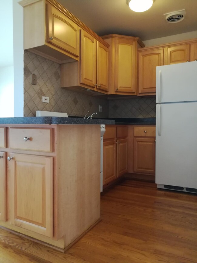 Building Photo - 4600 N Cumberland Ave Unit 505