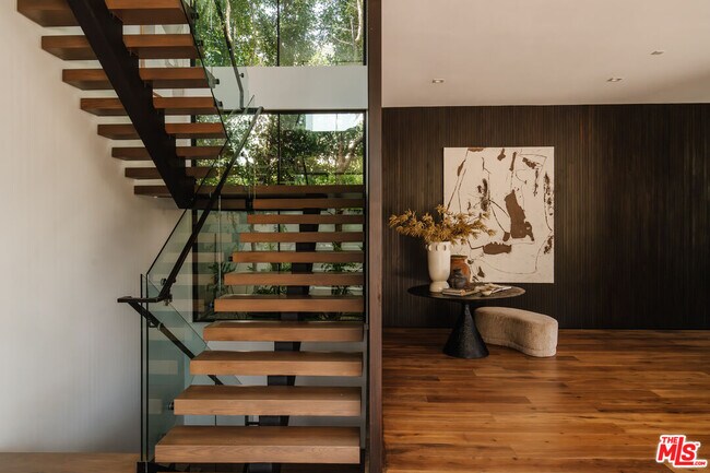 Photo - 1383 Londonderry Pl