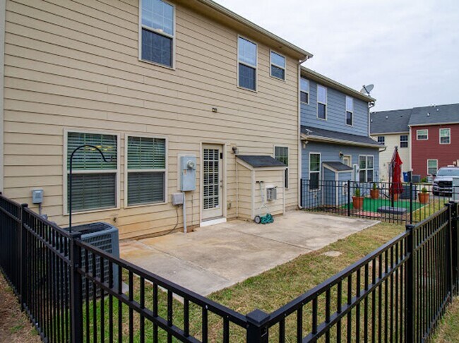 Photo - Minutes from Uptown!