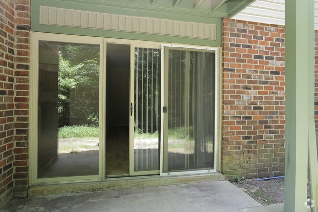 1BR, 1.5BA - 1,000 SF
