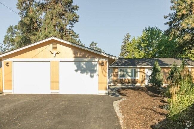 Building Photo - Railroad Duplex - 0000-RAIL-00 Unit 437 Rental