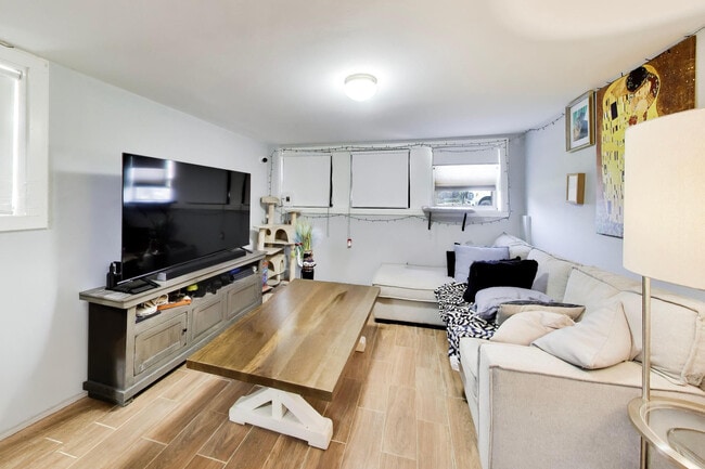 Photo - 5057 W Dakin St