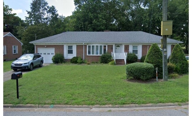 Building Photo - 2800 Meadow Dr
