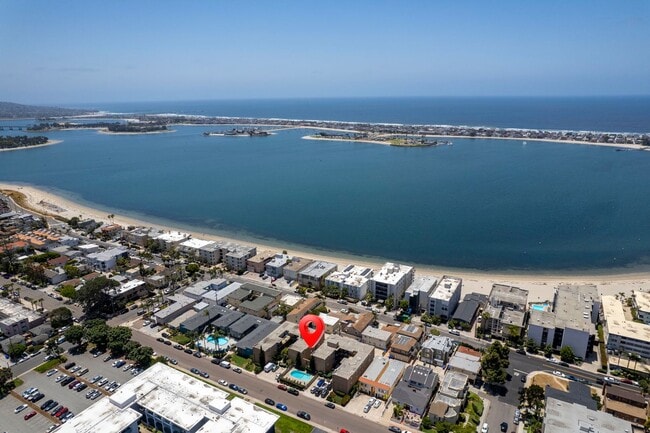 Building Photo - Crown Point 1 Bed/1 Bath w/ Parking, On-SIte Laundry, and Pool! Unit 60E