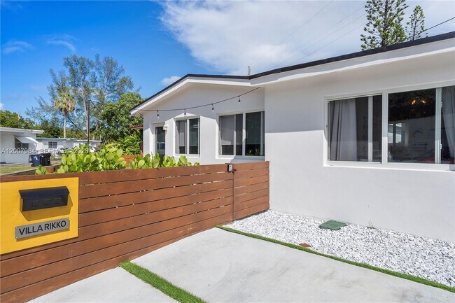 Photo - 2380 NE 137th St Unit RIGHT