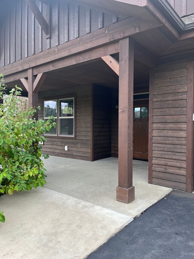 Sought after Dover Bay Home - Sought after Dover Bay Home
