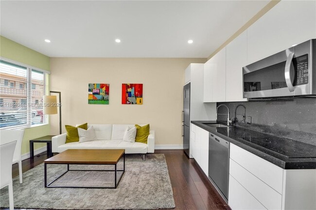 Building Photo - 601 11th St Unit 106