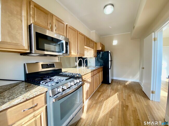 Building Photo - 268 College St Unit 2R