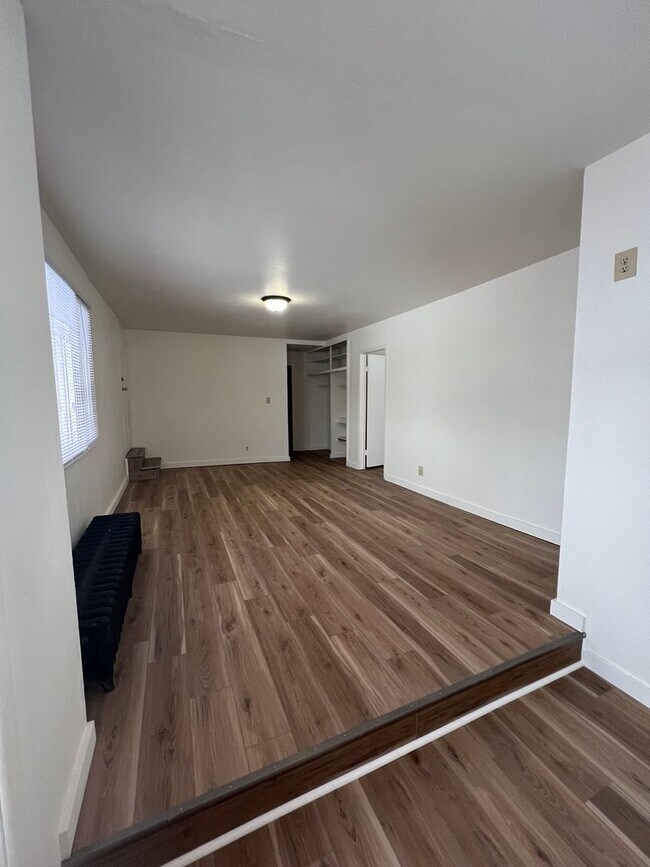 Building Photo - 217 W Irving Ave Unit 217 W Irving Lower