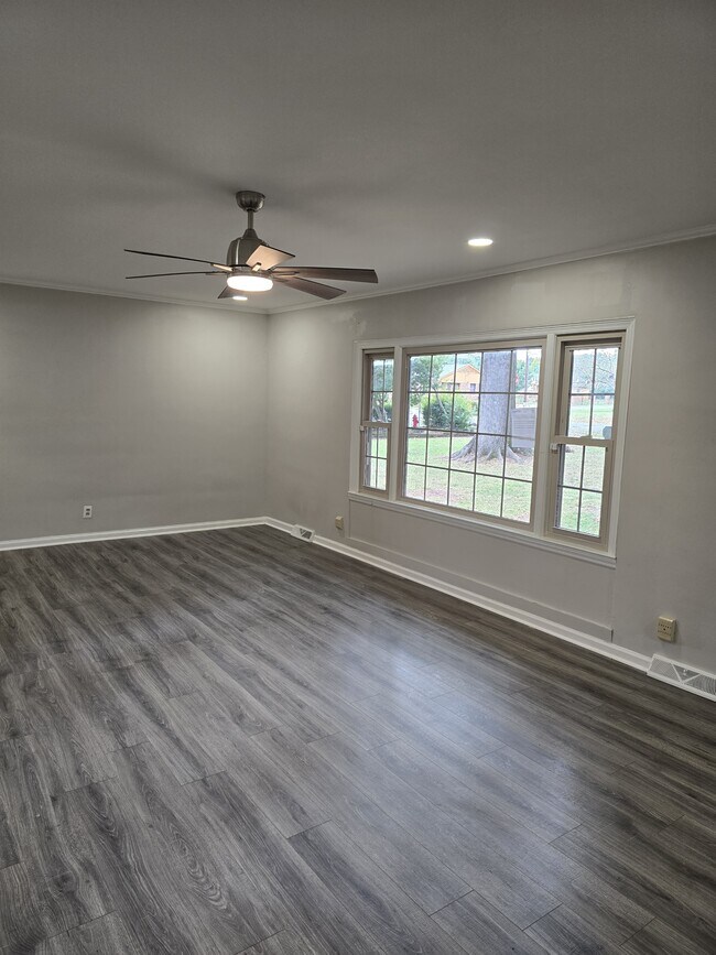 Photo - 420 Downey Pl