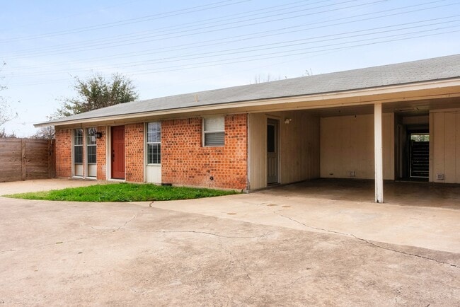 Building Photo - **Remodeled 2/1 Duplex in Southeast Austin – Modern Style, Open Layout, and Prime Location!**