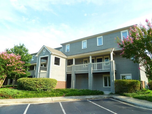 Building Photo - Updated, spacious 4br 2ba condo within wal... Unit G8