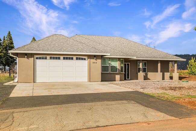 Building Photo - Beautiful 3 Bedroom Home Nestled in Paradise! Available Early September!