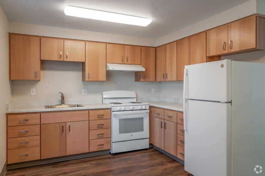 3BR, 1BA, - Kitchen