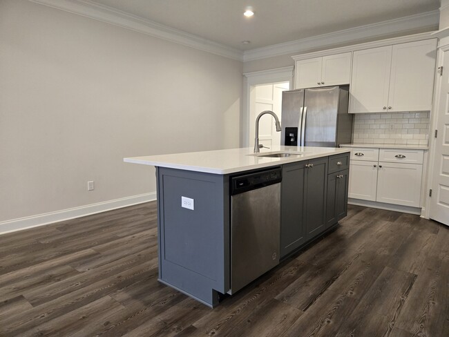 Photo - 1063 Linsmore Ave