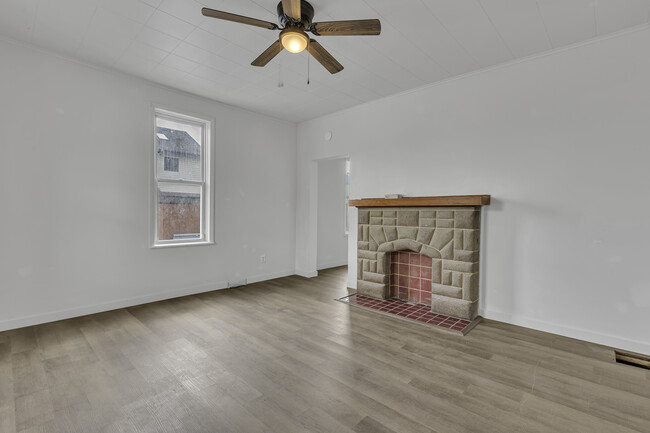 Photo - 862 Grove Ave