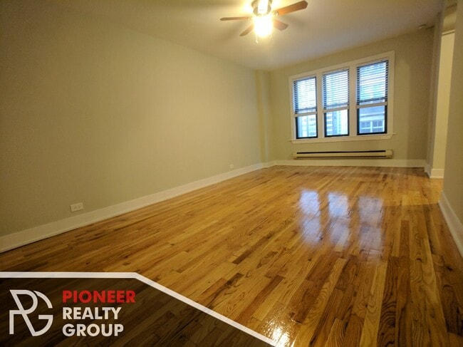 Building Photo - 429 W Roscoe St Unit 201
