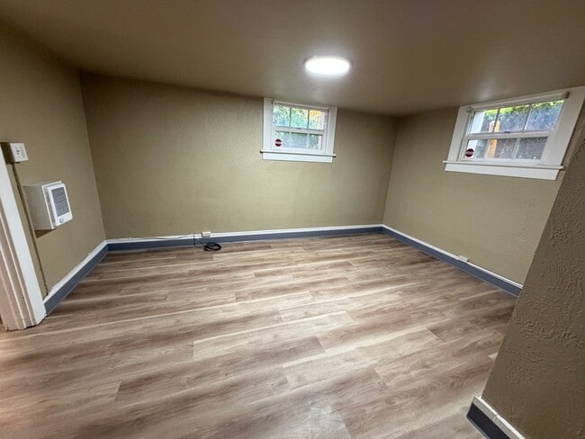 Photo - GOL - Basement unit ( 1 bed/ 1 Bed) Unidad Basement