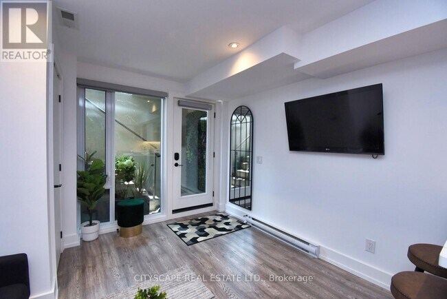 Photo - 703 Markham St