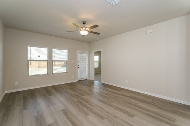 Photo - 831 Wisteria Ln