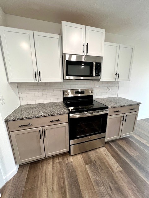 Electric Range - Microwave - 800 Hoffman Hills Blvd