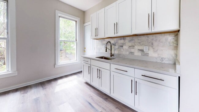 Building Photo - 2-Bedroom Apartment Minutes from Science Hill Unit 2R