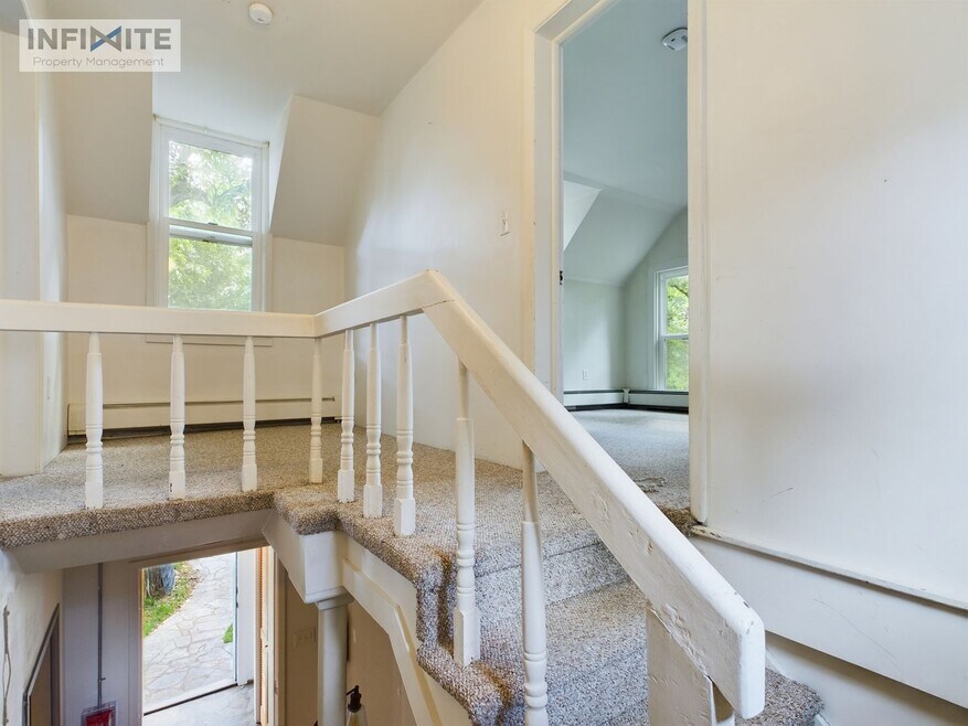 1439 W Babcock St