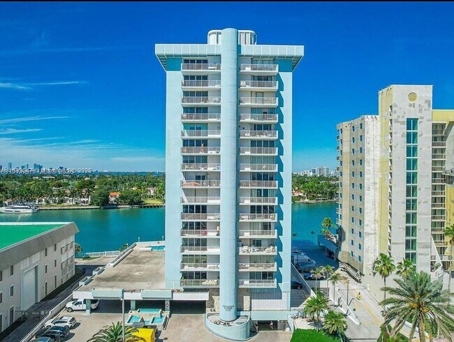 Photo - 5838 Collins Ave Unidad 9D