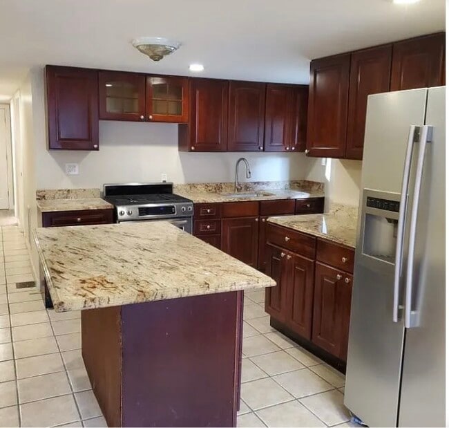 Building Photo - 5222 W Montrose Ave Unit G