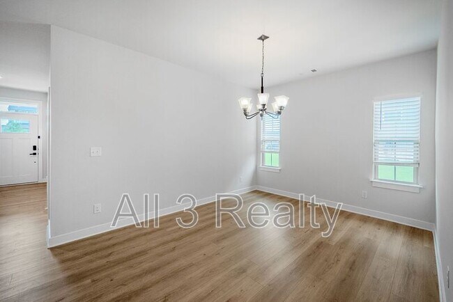 Photo - 533 Daffodil Ln