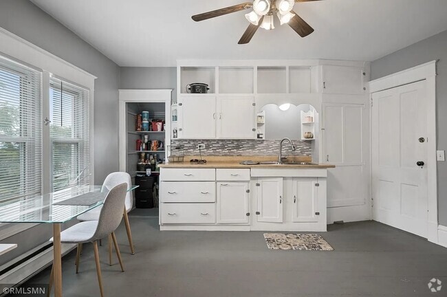 Building Photo - 422 Lawson Ave W Unit 2 Rental