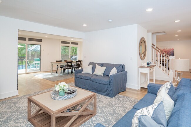 Photo - 463 Merchants Path