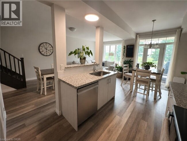 Photo - 72 Dunrobin Ln