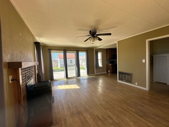 Photo - 2800 Watson St