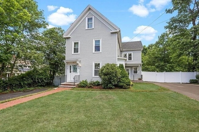 Building Photo - Available April 15th! Spacious 3 BED 1 BATH in Quiet Weymouth neighborhood. Unit 1