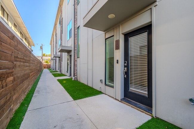 Photo - Modern Townhome with Dual Primary Suites & 2-Car Garage | Knox-Henderson / Lower Greenville