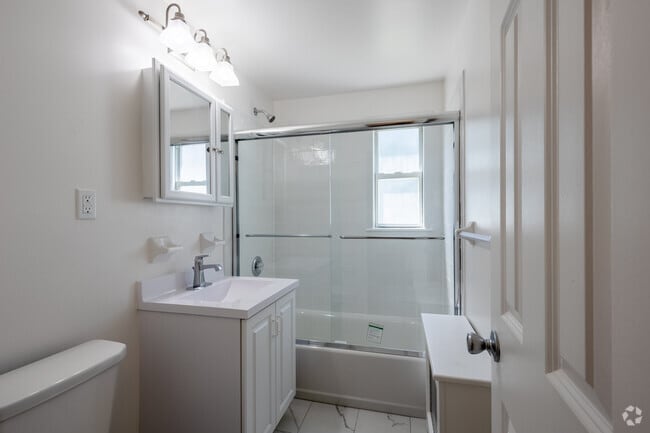 Bathroom - 4 Rm, 2 Bd, 1 Ba - 670SF