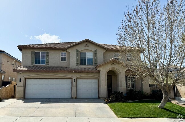 Building Photo - Gorgeous 6 bedroom home
