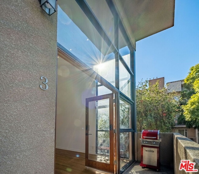 Building Photo - 9917 Tabor St Unit 3