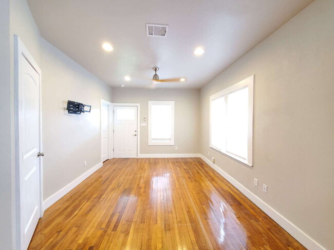 Photo - Modern 2-Bed / 2-Bath in Dignowity Hill with Off-Street Parking Unidad A