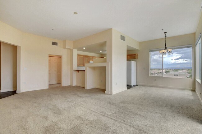 Building Photo - Beautiful top floor condo! Unit 405