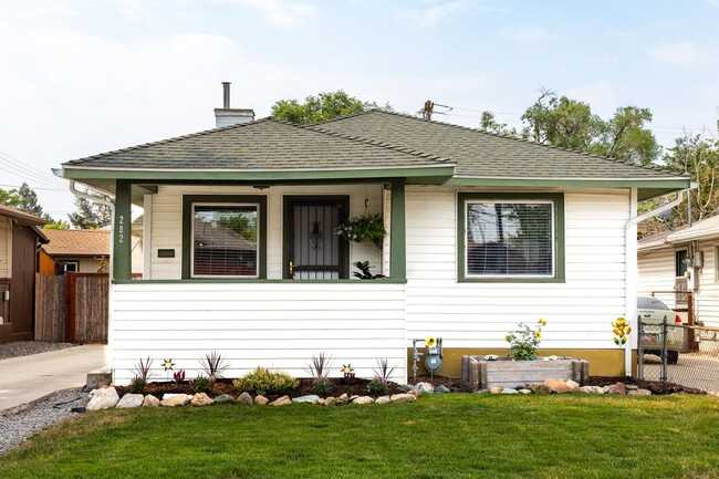 Adorable Home with Fenced Backyard - Adorable Home with Fenced Backyard