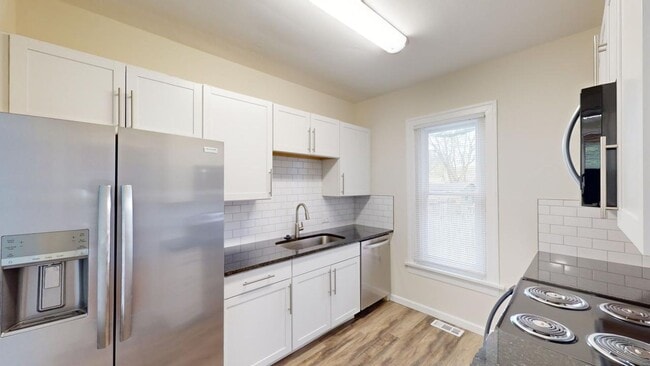 Building Photo - 6 BEDROOMS + 3.5 FULL BATHROOMS Single Fam... Rental