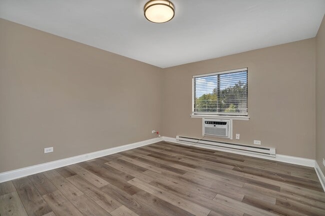 Photo - Lakeside Village Apartments