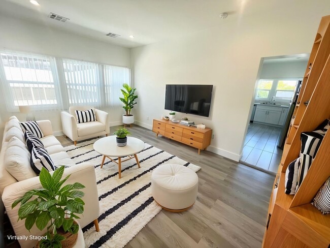 Building Photo - ***1 Bed 1 Bath apartment in the most desi... Unit #86-3 N Catalina Ave