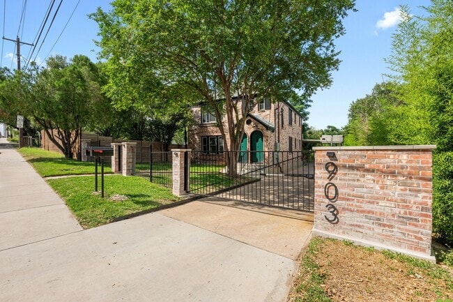 Photo - 903 E Live Oak St House