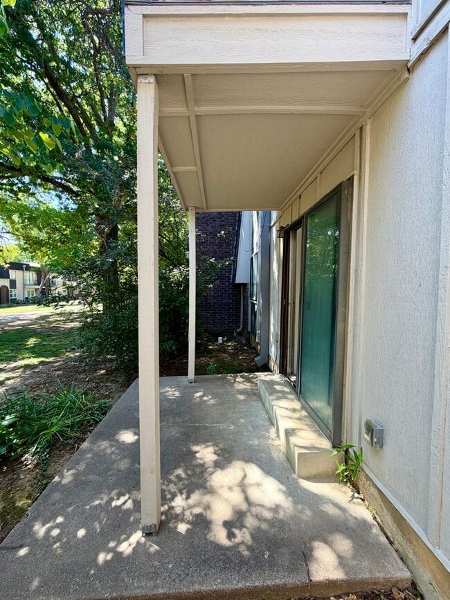 Building Photo - Beautiful Fully Remodeled 2 bedroom Townhome