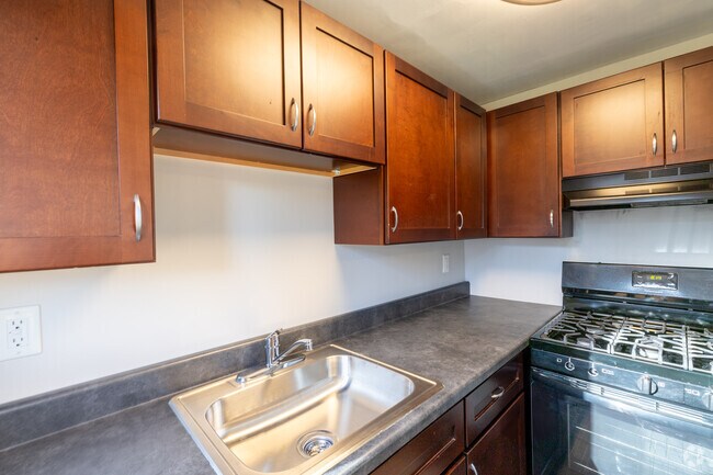2BR, 1BA - 769SF - Kitchen