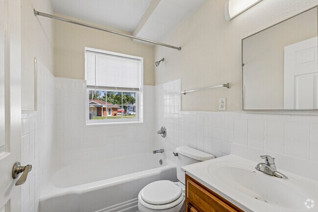 1BR, 1BA - 637SF - Bathroom